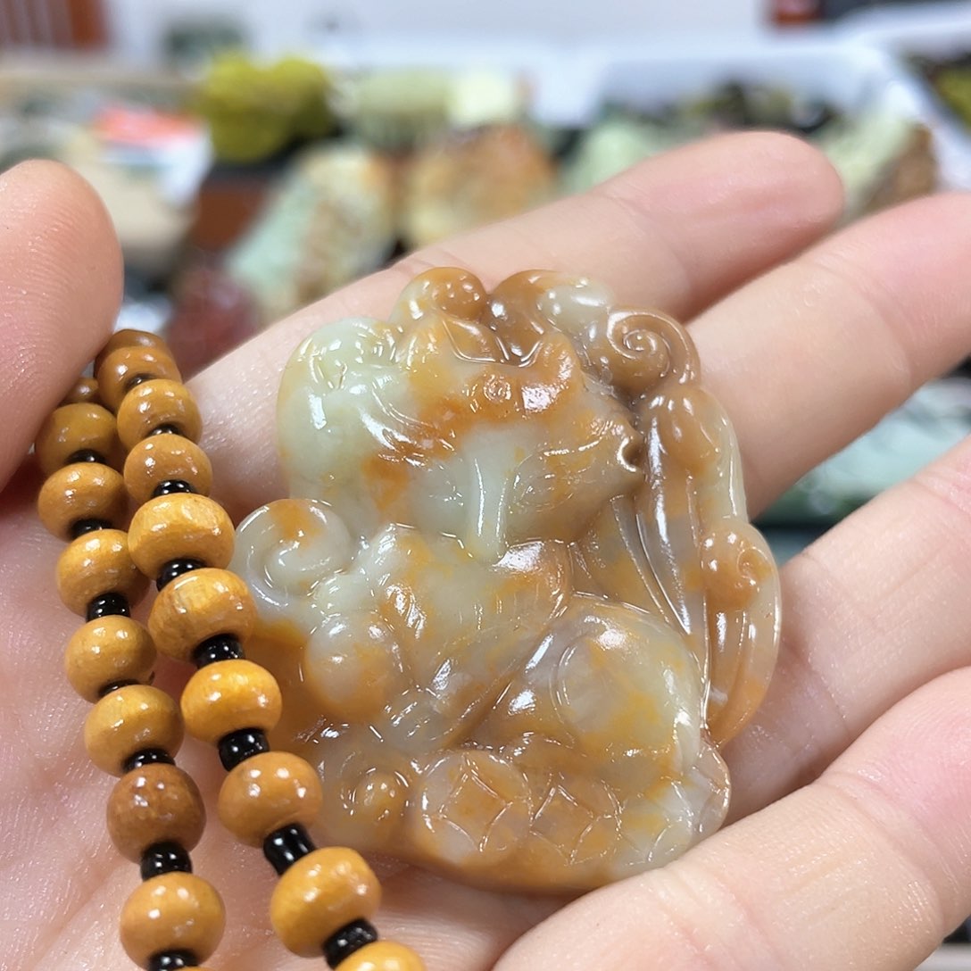 蛇纹石玉颈饰未镶嵌