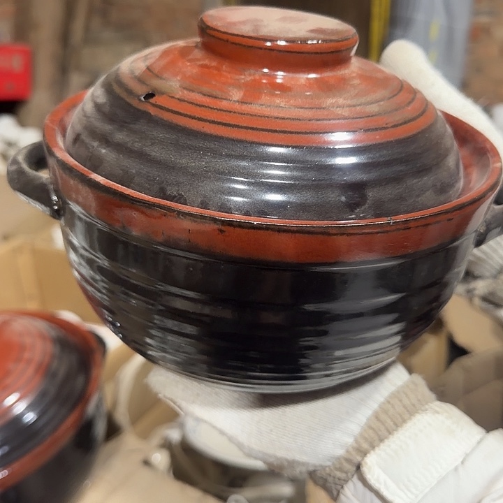 库存微瑕铁红釉砂锅中