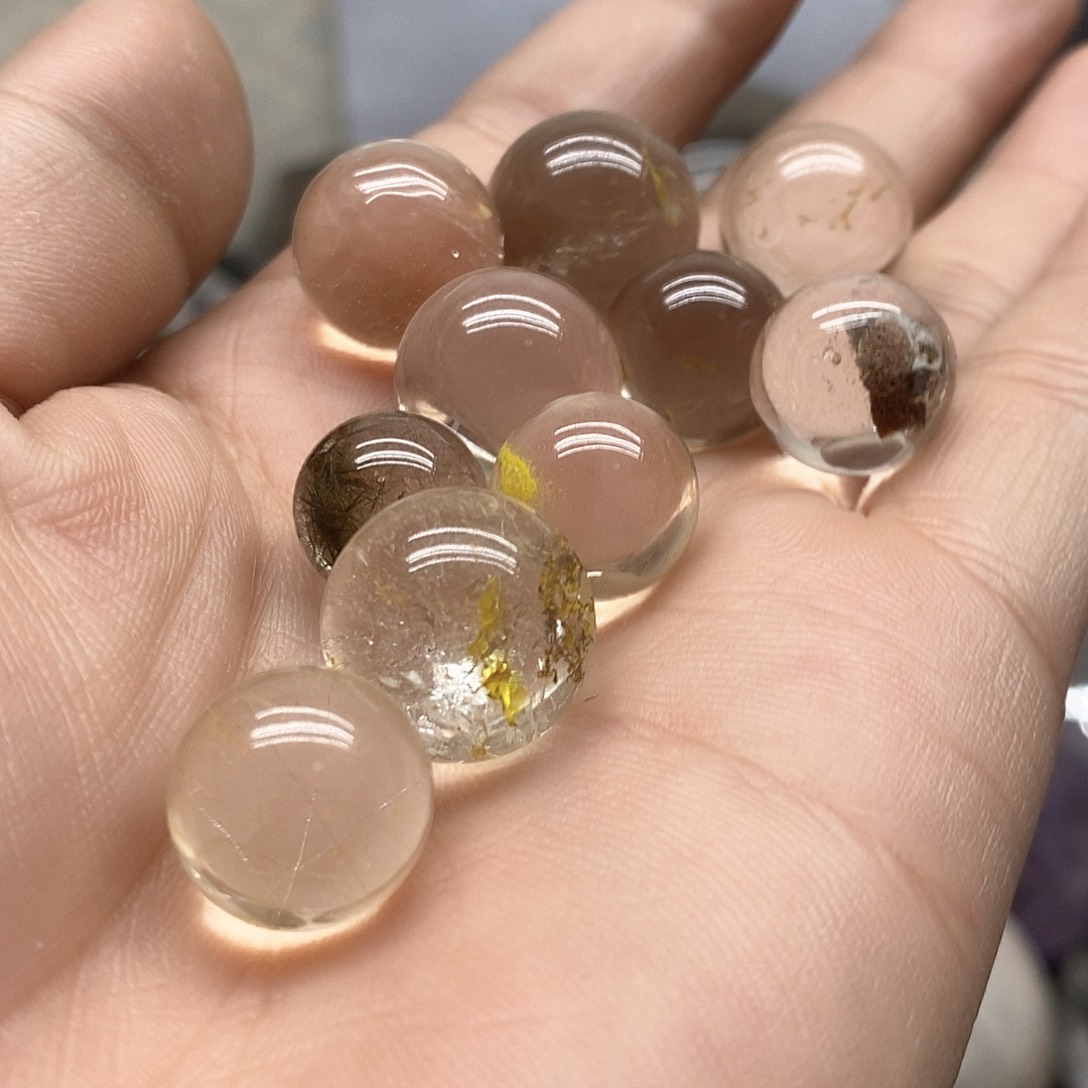 水晶184未镶嵌有个别矿坑