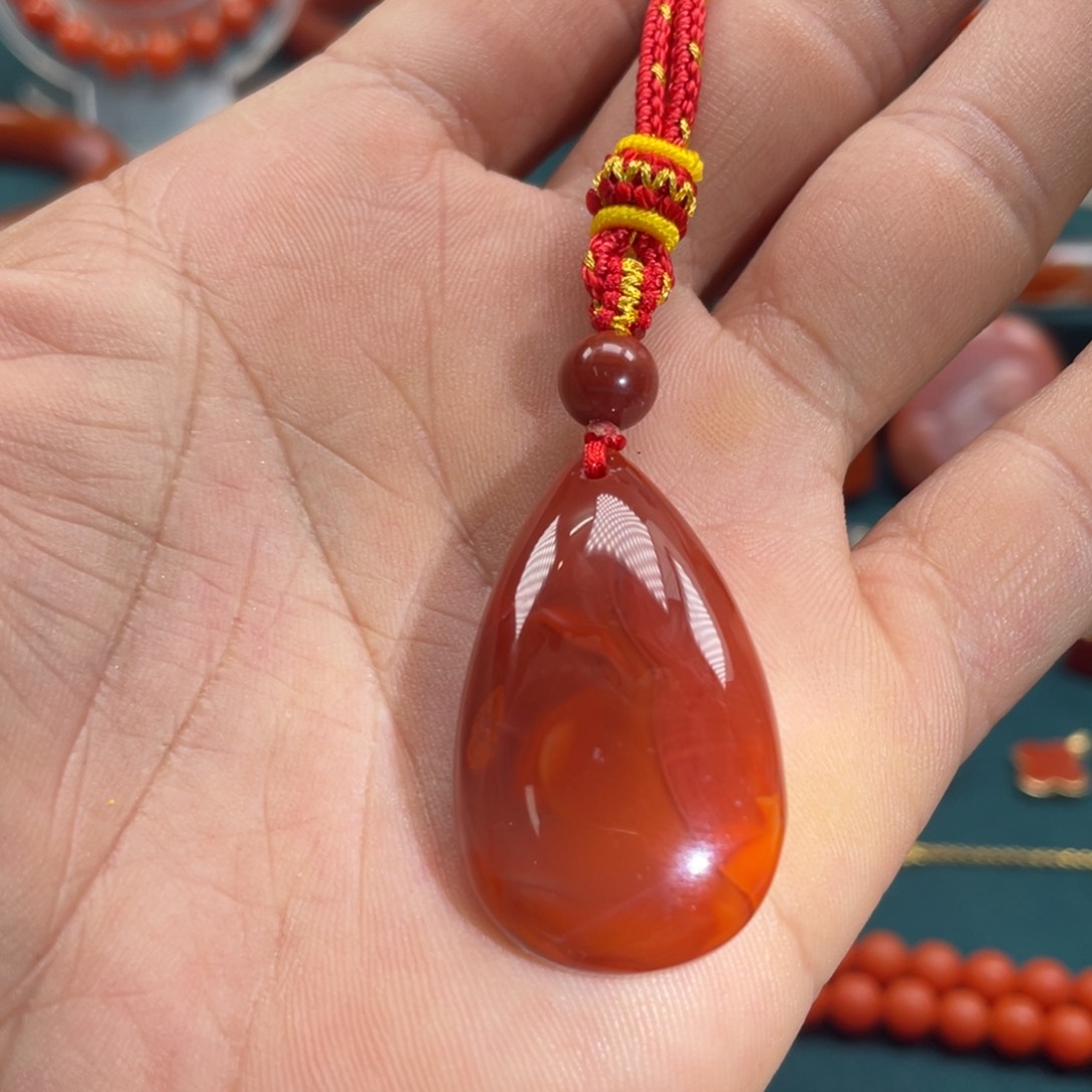南红玛瑙牛血红火焰水滴吊坠未镶嵌