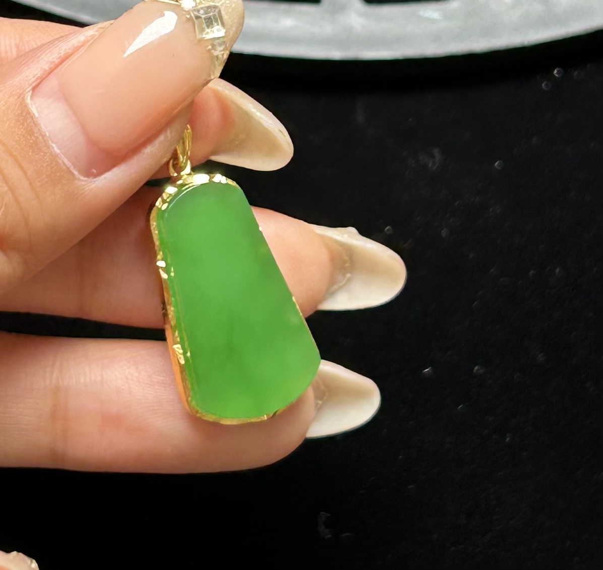 【三喜珠宝】天然和田玉碧玉无事牌辣绿色女款方牌