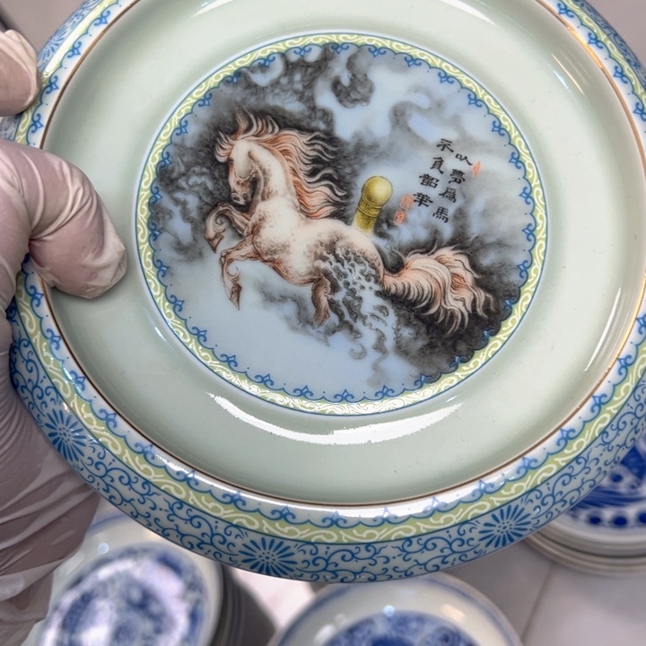 瓷片粉彩梦马壶承全品