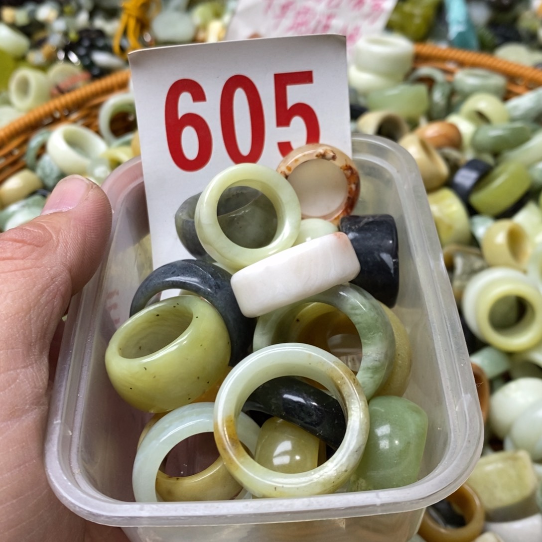 蛇纹石玉挂坠未镶嵌