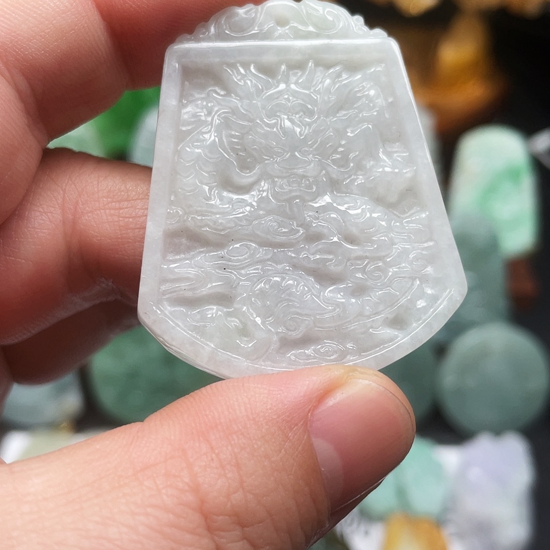 翡翠未镶嵌颈饰龙牌