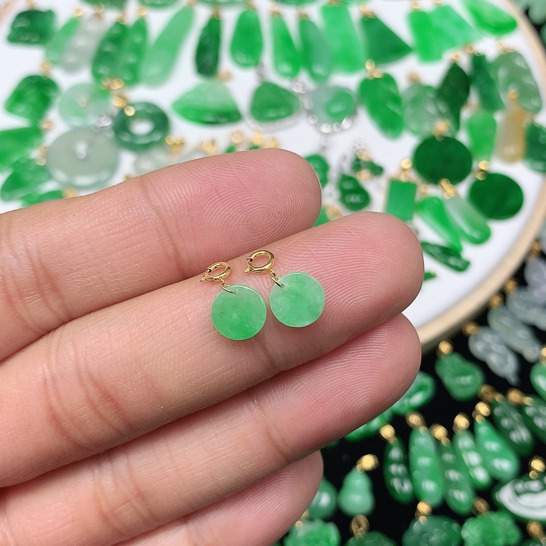 翡翠配石顺*18K金扣头 小巧精美飘阳绿小圆牌一对