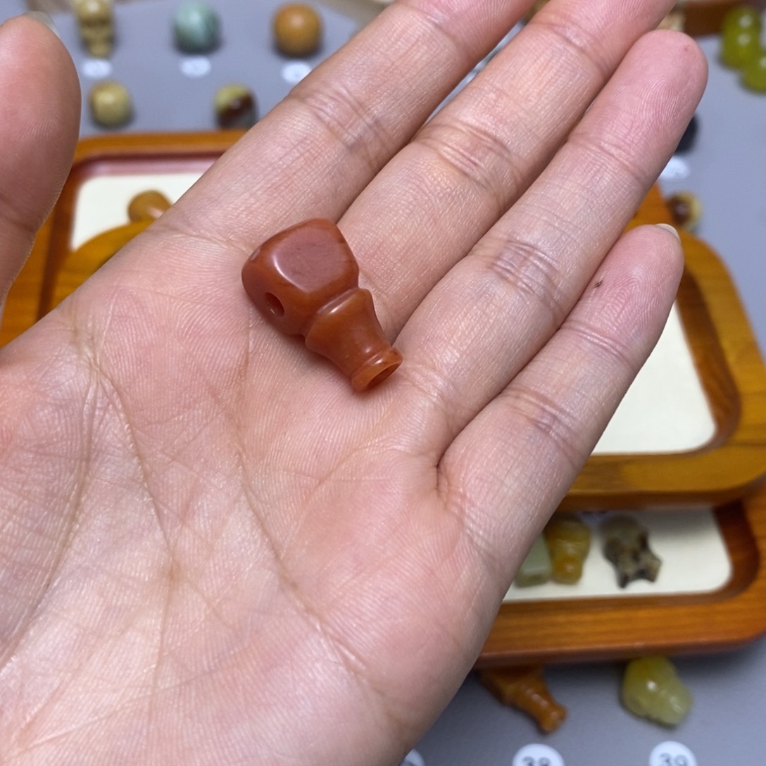 蛇纹石玉配饰合金文*