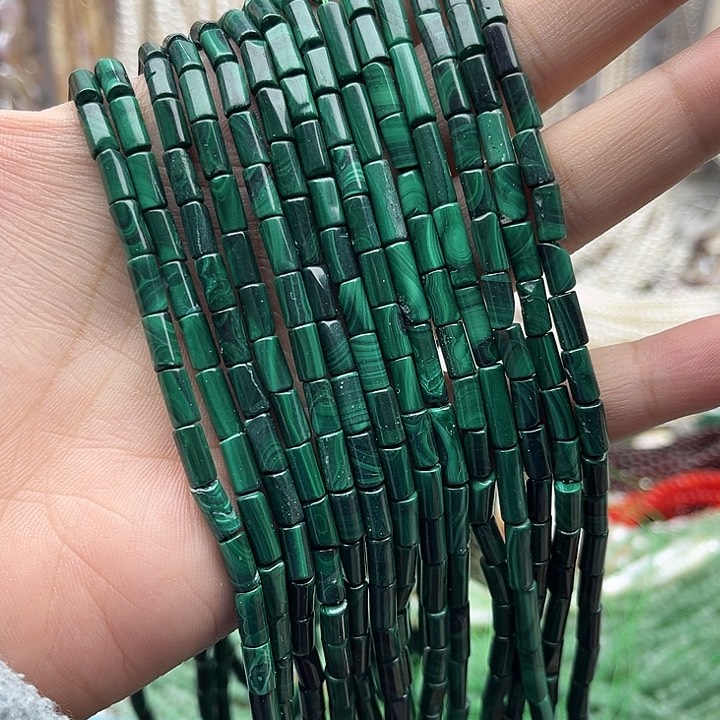 未镶嵌玛瑙/玉髓珠宝半成品一条4mm左右孔雀石管珠几颗有瑕