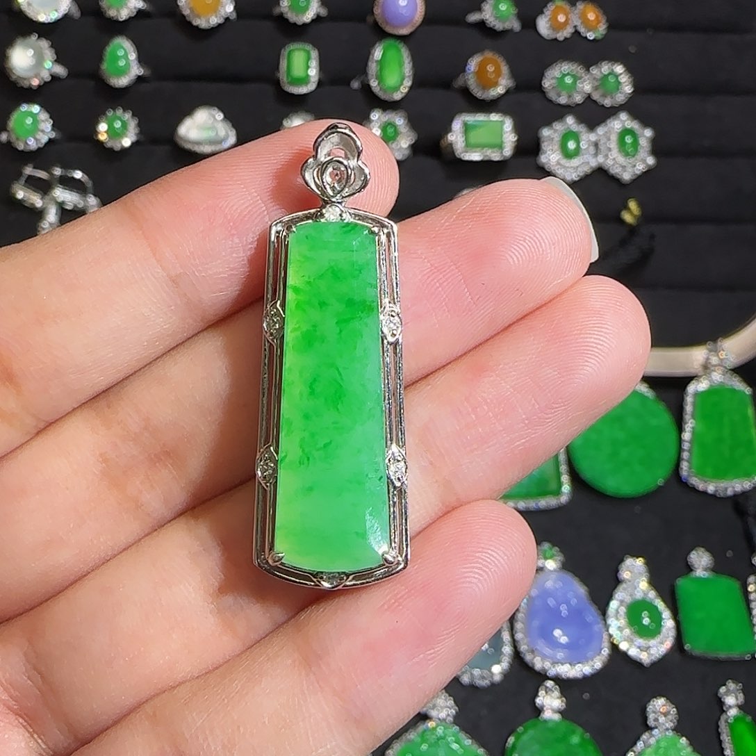 翡翠18K金镶嵌颈饰