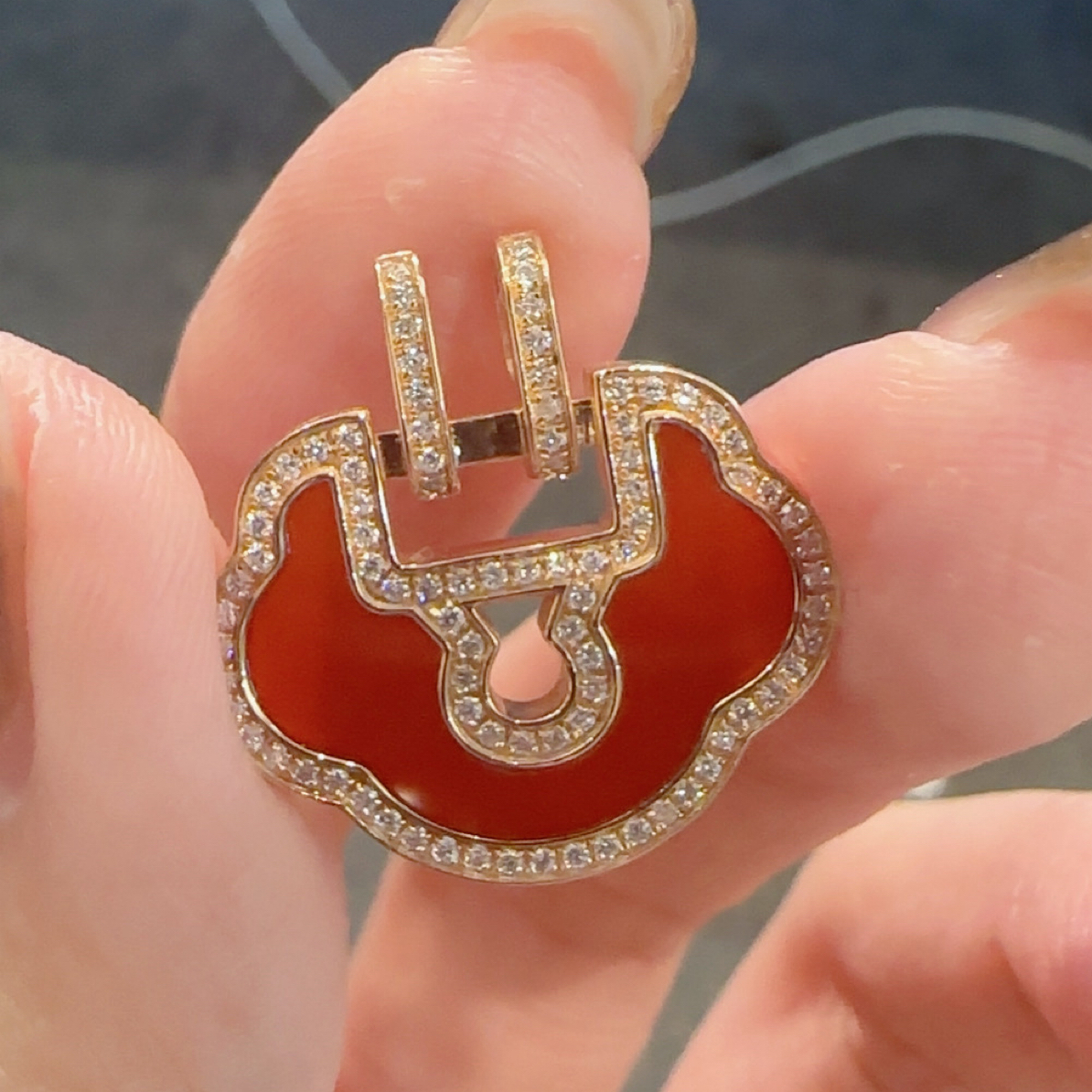 正品18K里面钻石如意吊坠