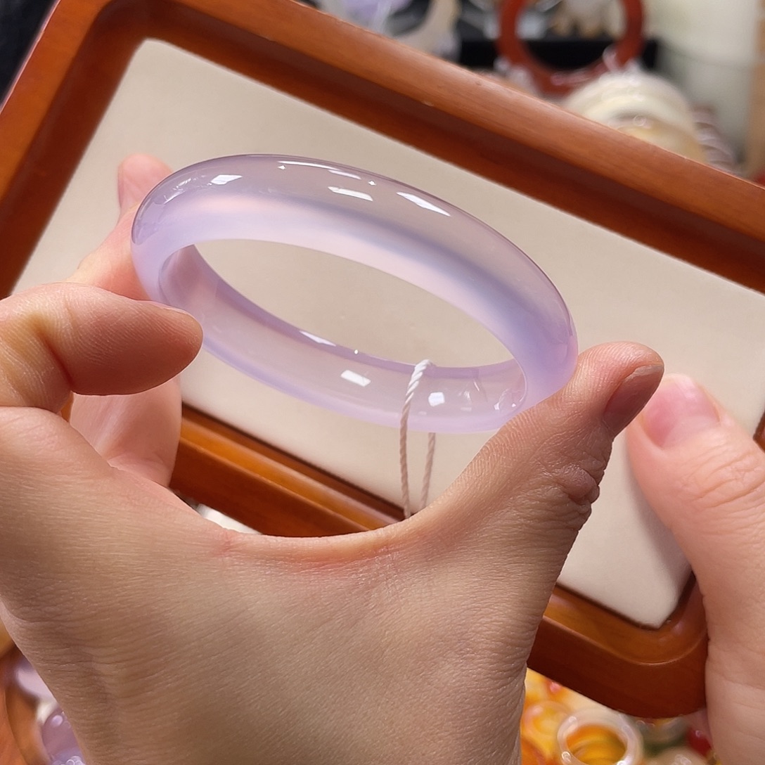 是***o玛瑙/玉髓未镶嵌手镯不同角度不同光线下色不同