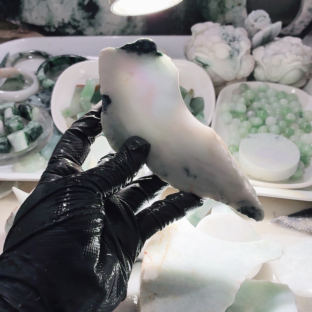 翡翠未镶嵌颈饰边角料