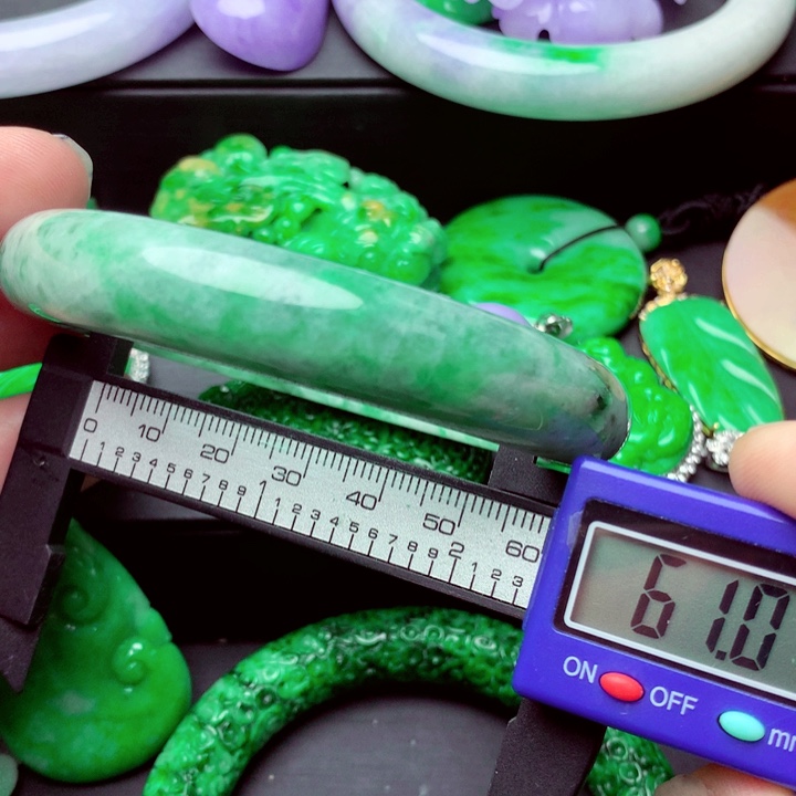 翡翠未镶嵌手镯…．．