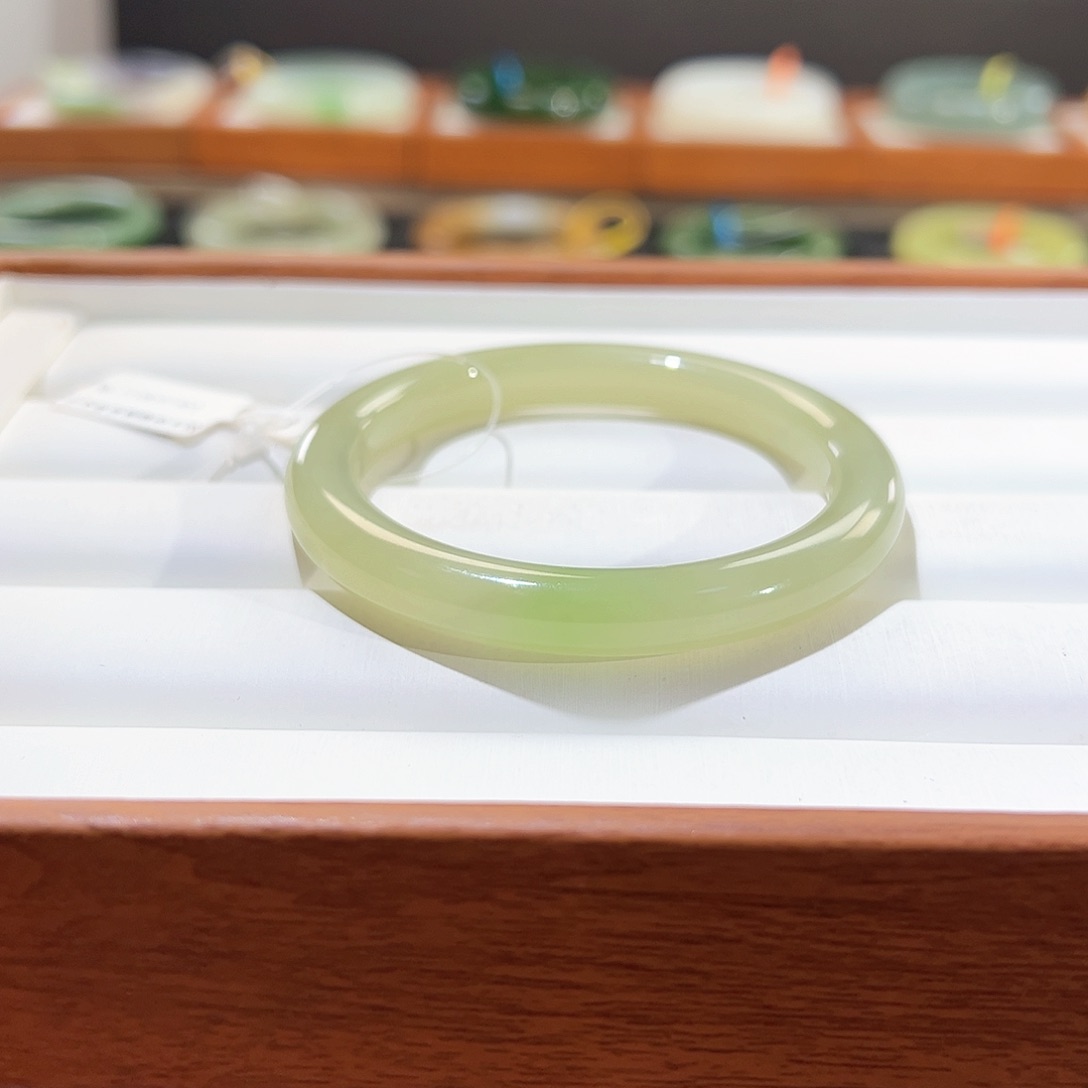 和田玉手镯未镶嵌翠青美人条