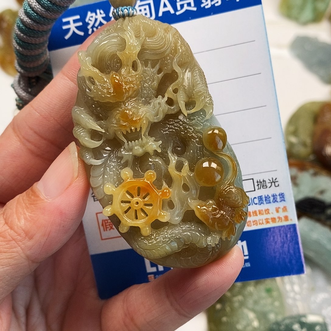 翡翠未镶嵌颈饰龙