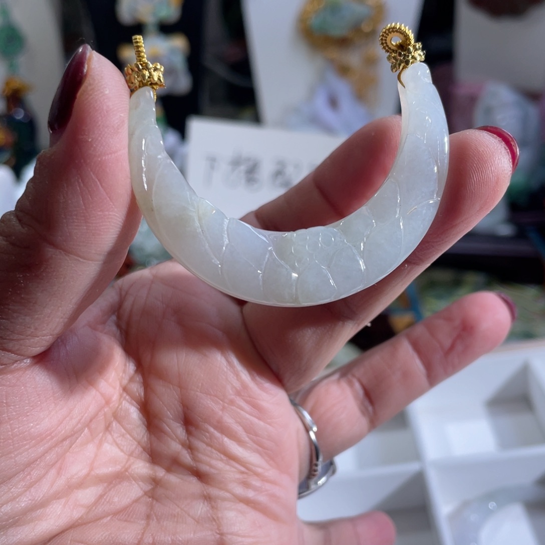 翡翠颈饰未镶嵌翡翠冰弯弯