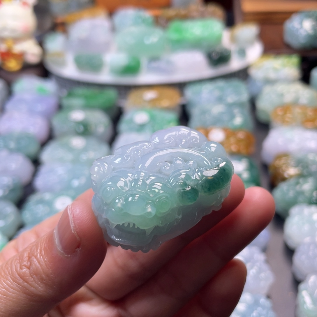 翡翠未镶嵌颈饰貔貅