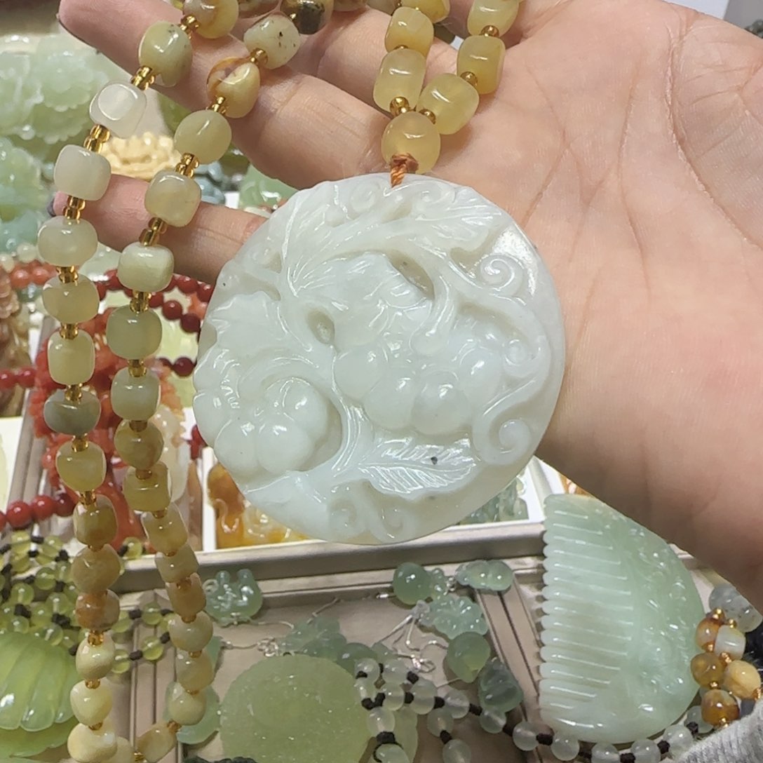 未镶嵌蛇纹石玉吊坠