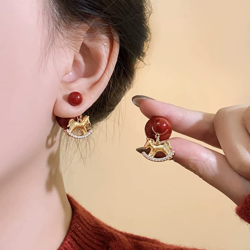 铜合金仿珍珠耳饰 轻奢耳环百搭灵动小马前后戴红色珠珠时尚气质