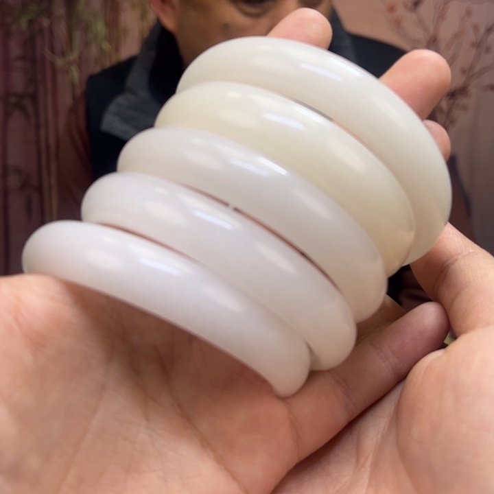 杨***…蛇纹石玉未镶嵌手镯