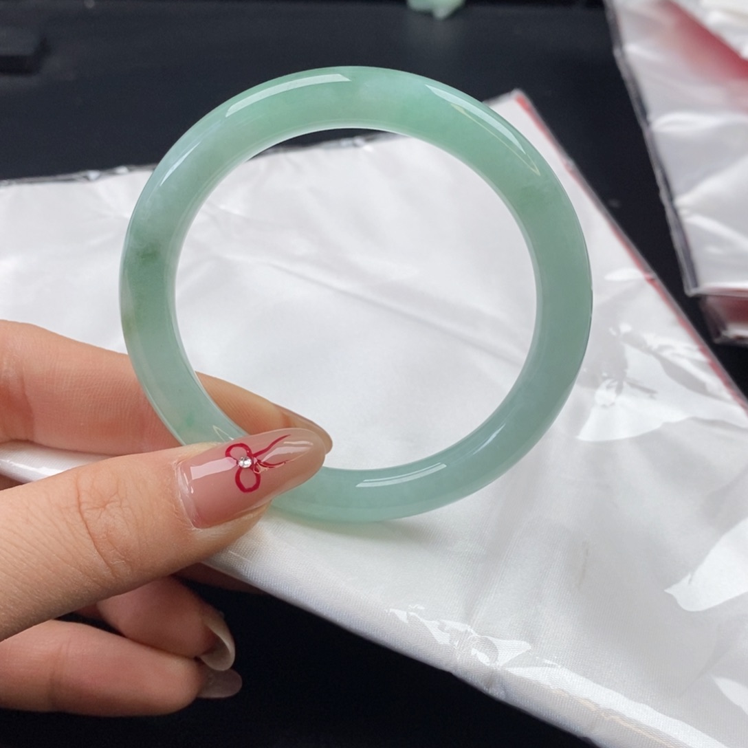 翡翠手镯（圆镯）未镶嵌55圈口