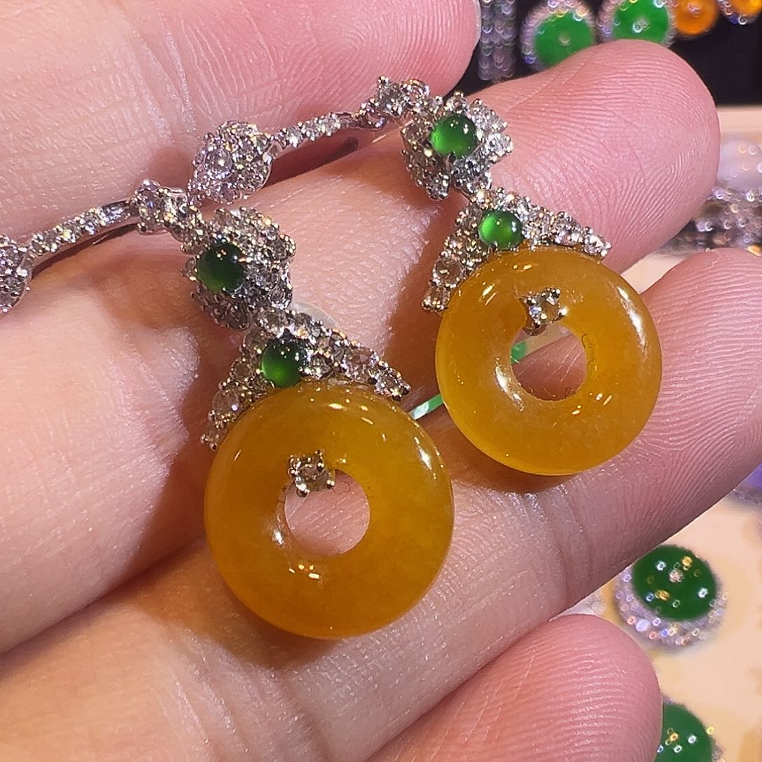 翡翠18K金镶嵌耳饰满色黄翡起胶甜甜圈