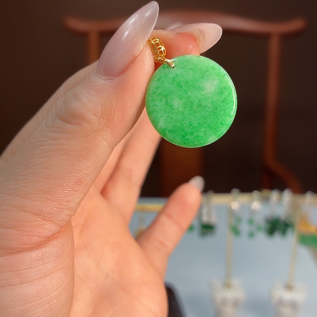 翡翠18K金镶嵌颈饰吊坠