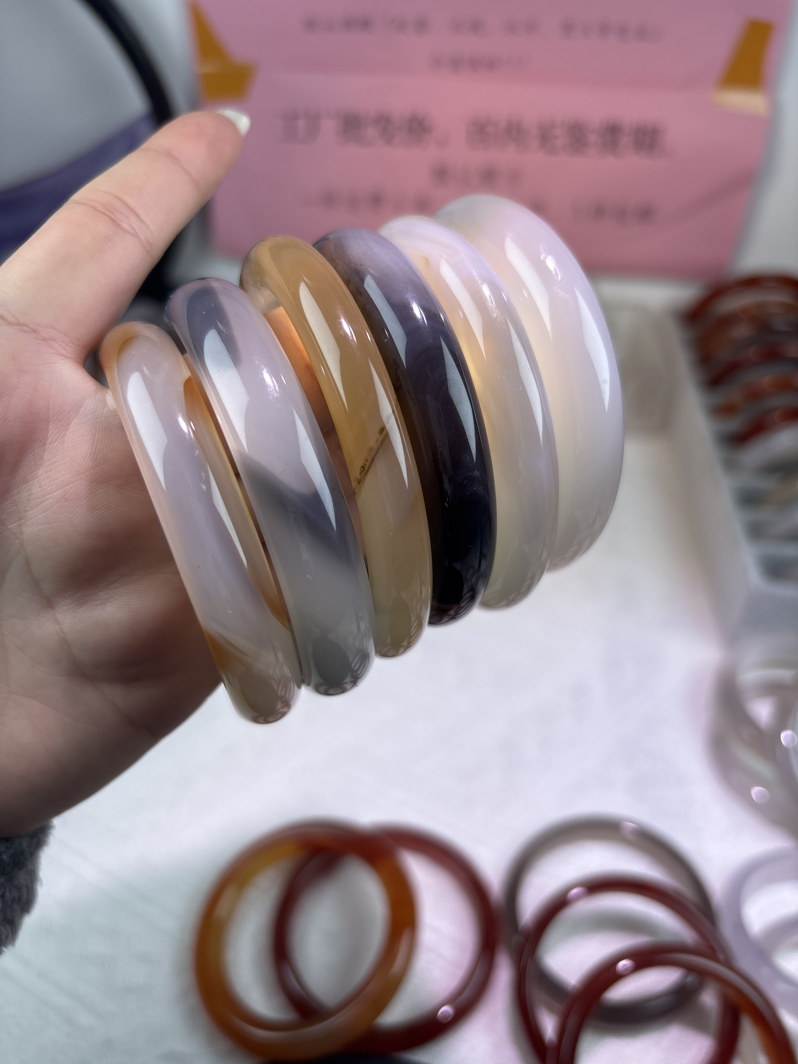 天然玛瑙手镯51～58圈口（以直播间实物为准）