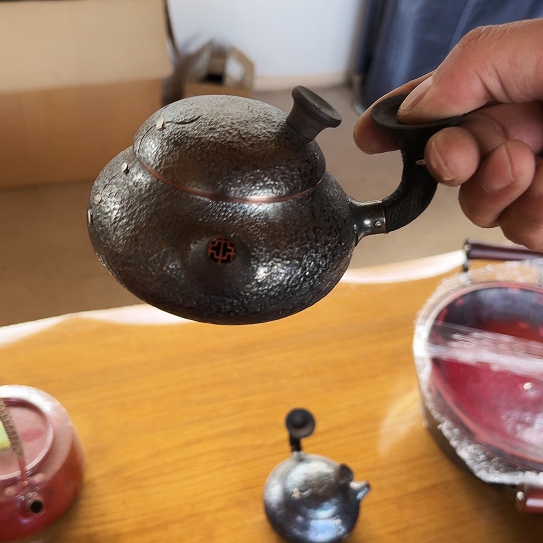 容天侧把壶手工锻打工艺