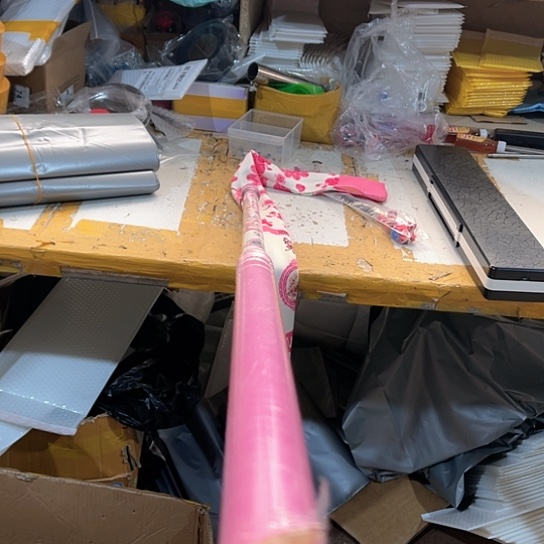 粉色抄网杆2.4一根样品微瑕