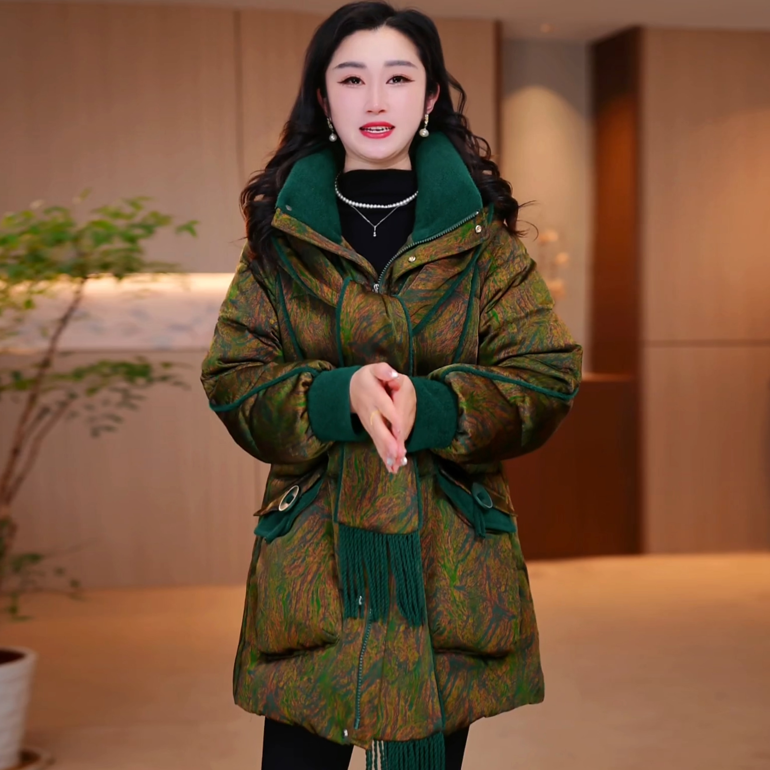 2025年冬季加厚保暖连帽棉服女中长款宽松通勤黄绿色拉链外套大码