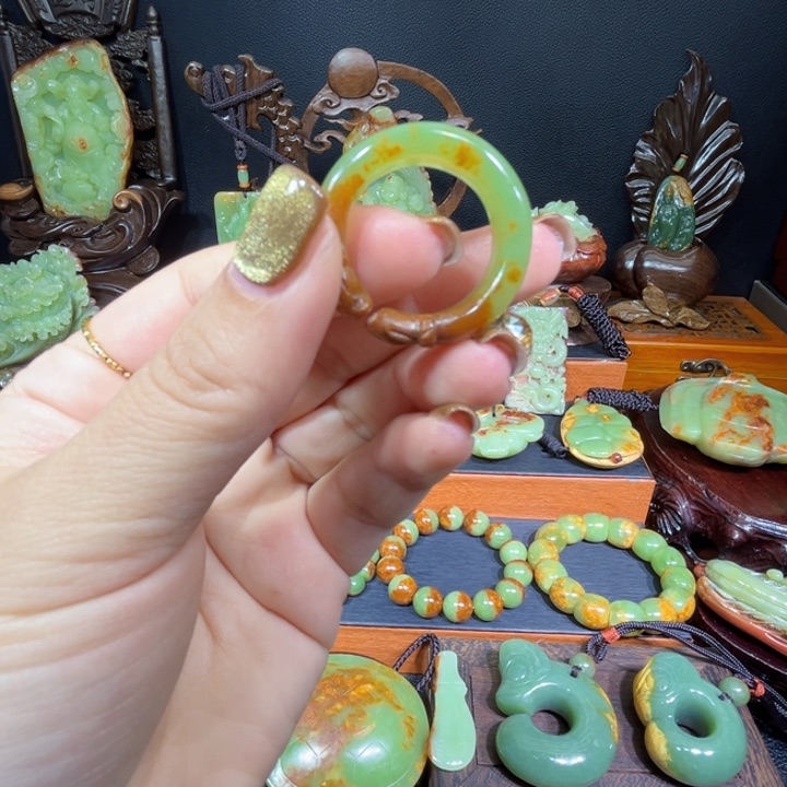 颈饰未镶嵌透闪石质玉