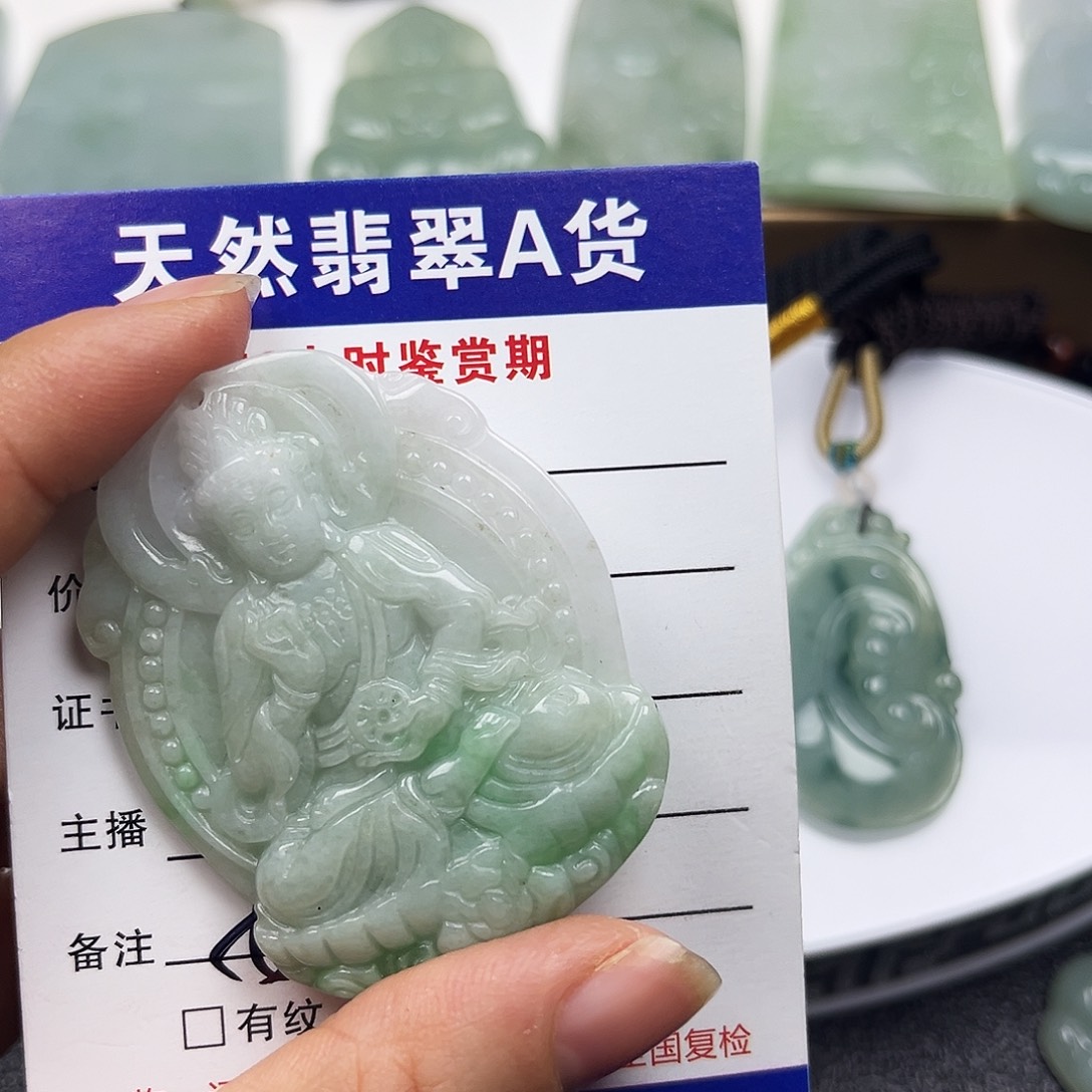翡翠未镶嵌颈饰   