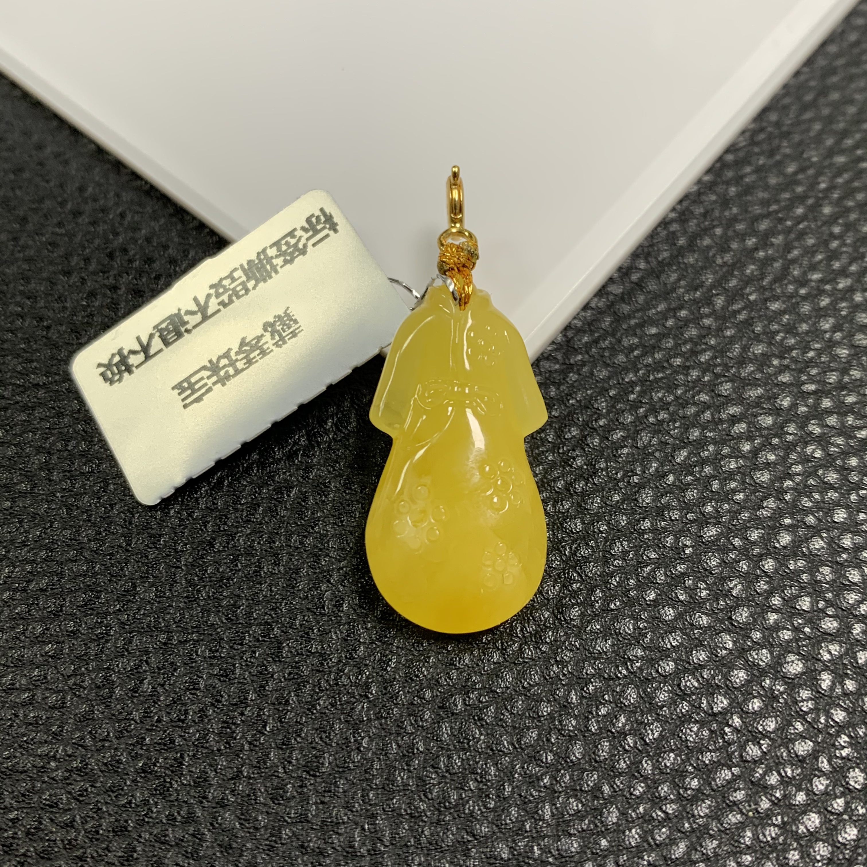 「戴琴珠宝」AA435-蜜蜡银镶雕刻件吊坠（多样性发其一）