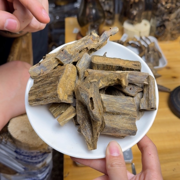 沉香沉香碎屑白棋虫漏碎料105克多样性发货