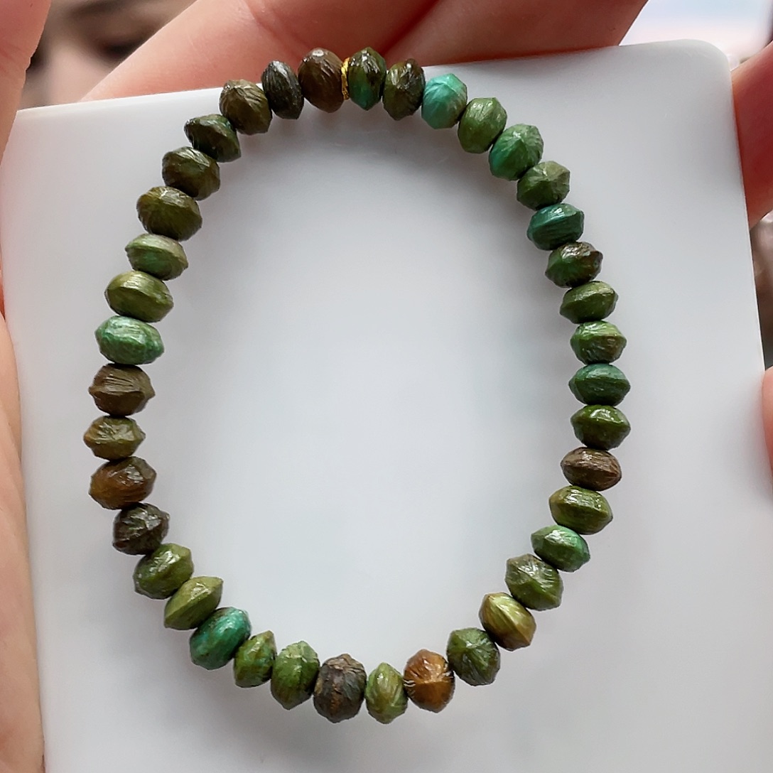 绿松石颈饰未镶嵌