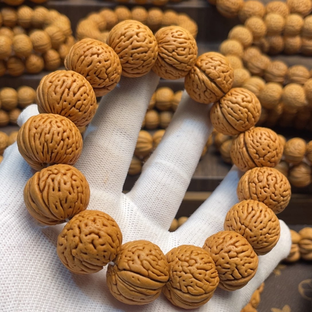 吊坠桃核降*白月光正圆