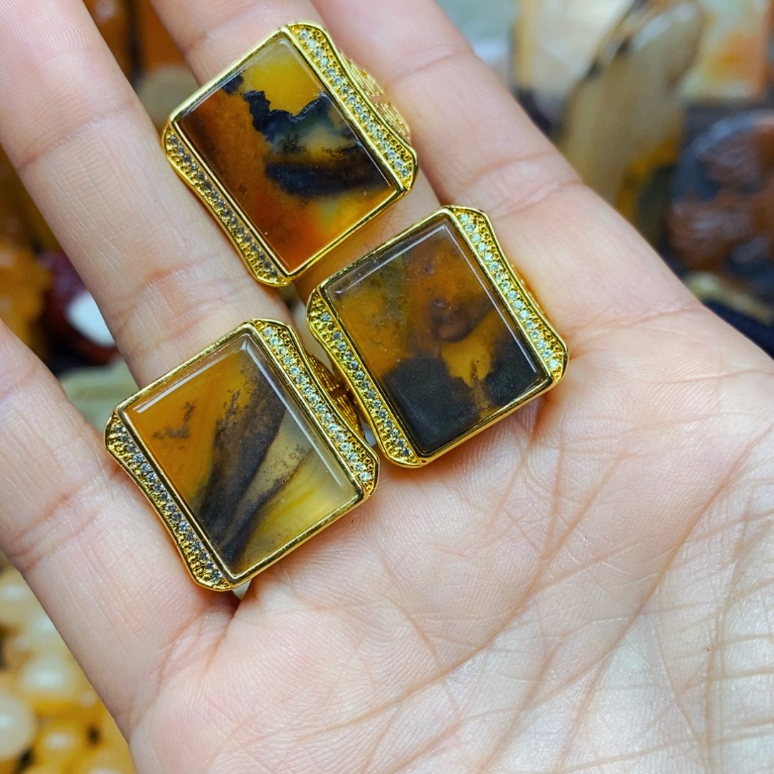 石英质玉（黄龙玉）颈饰未镶嵌