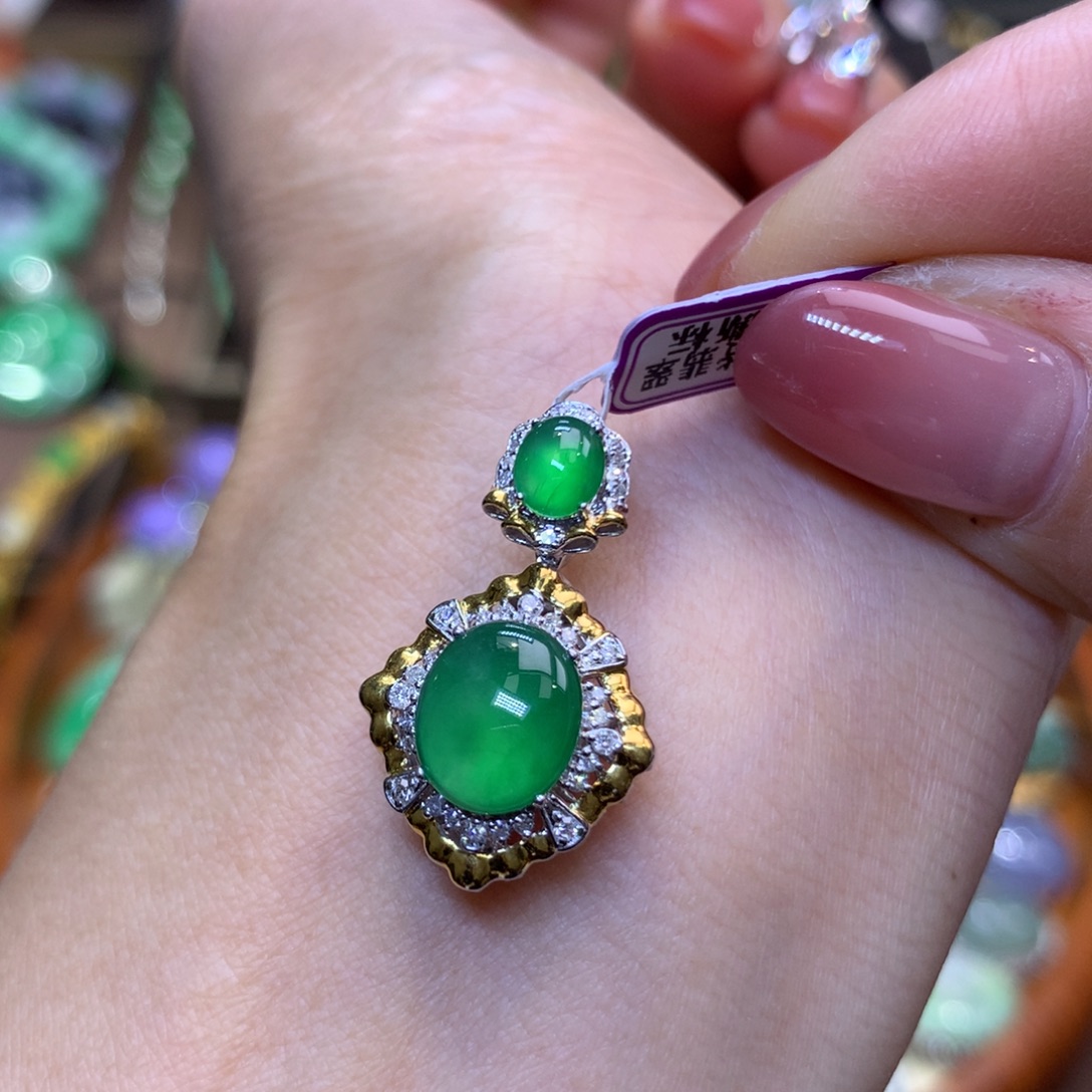 翡翠18K金镶嵌颈饰