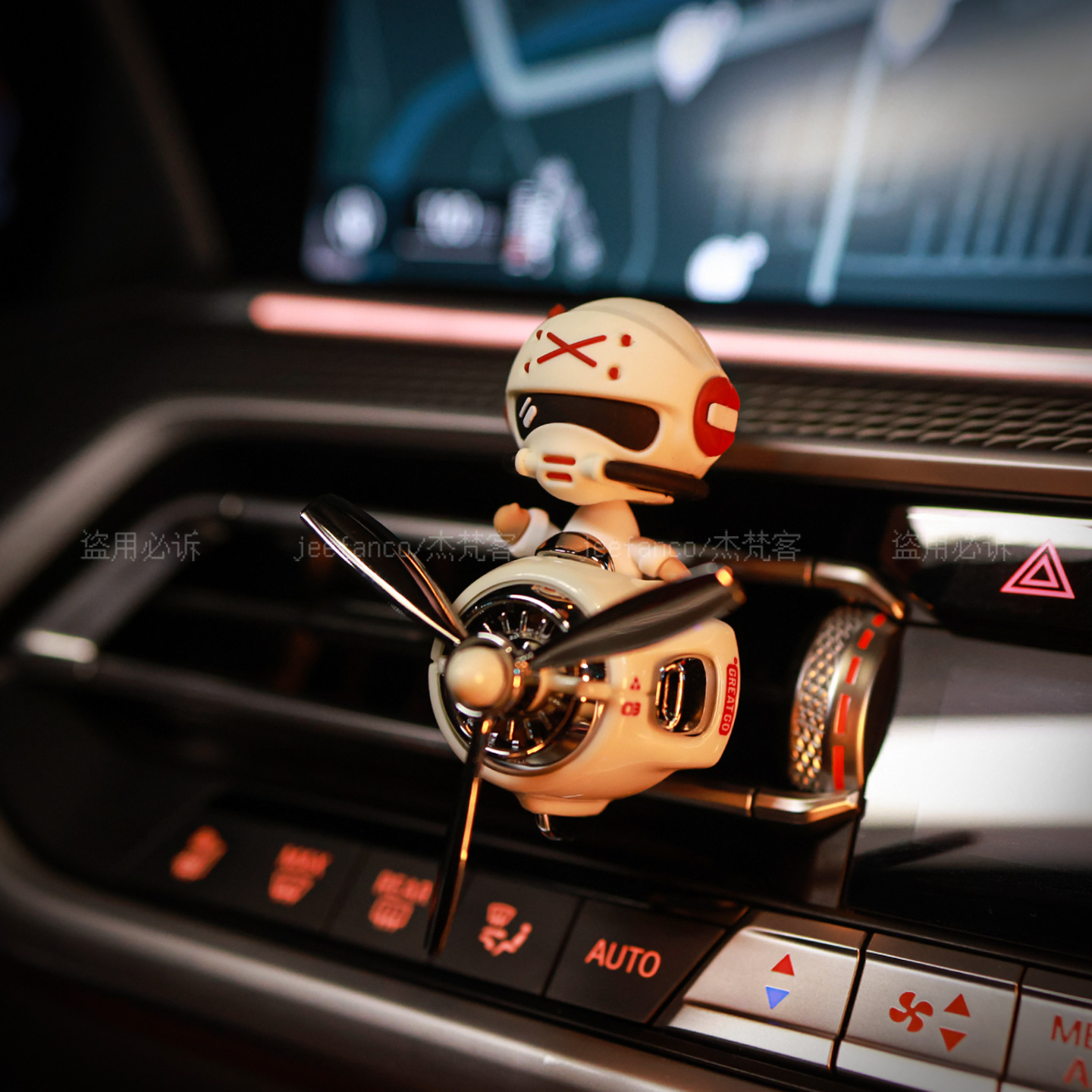 摇头公仔小飞机车载香薰空调出风口香水夹车用香水汽车摆件装饰