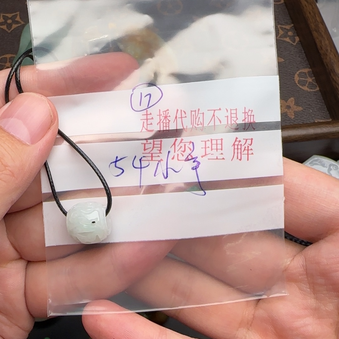 小***。翡翠未镶嵌颈饰翡翠