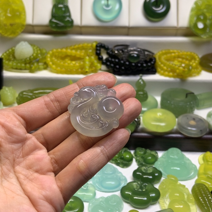 春***开蛇纹石玉未镶嵌颈饰