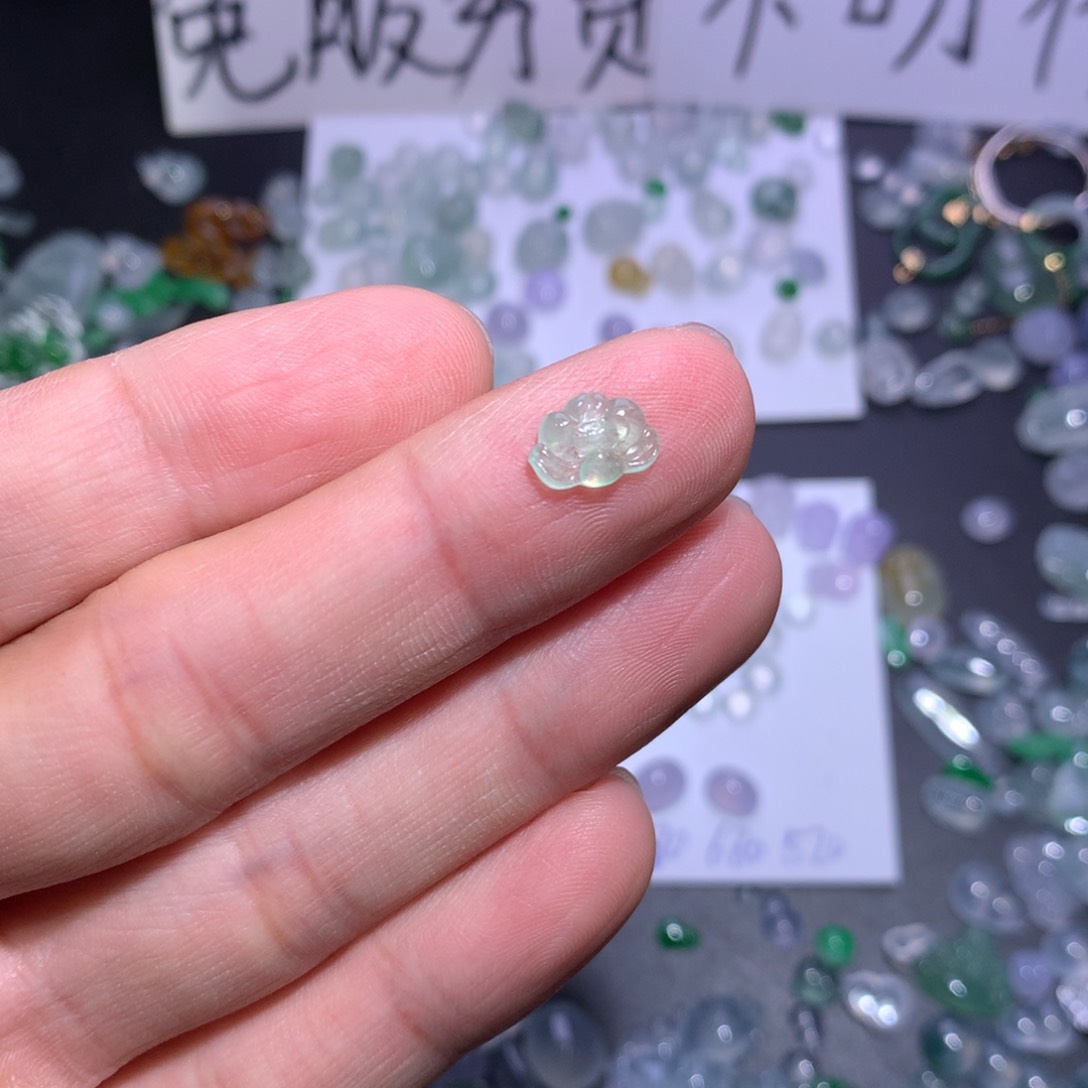 翡翠颈饰未镶嵌莲花