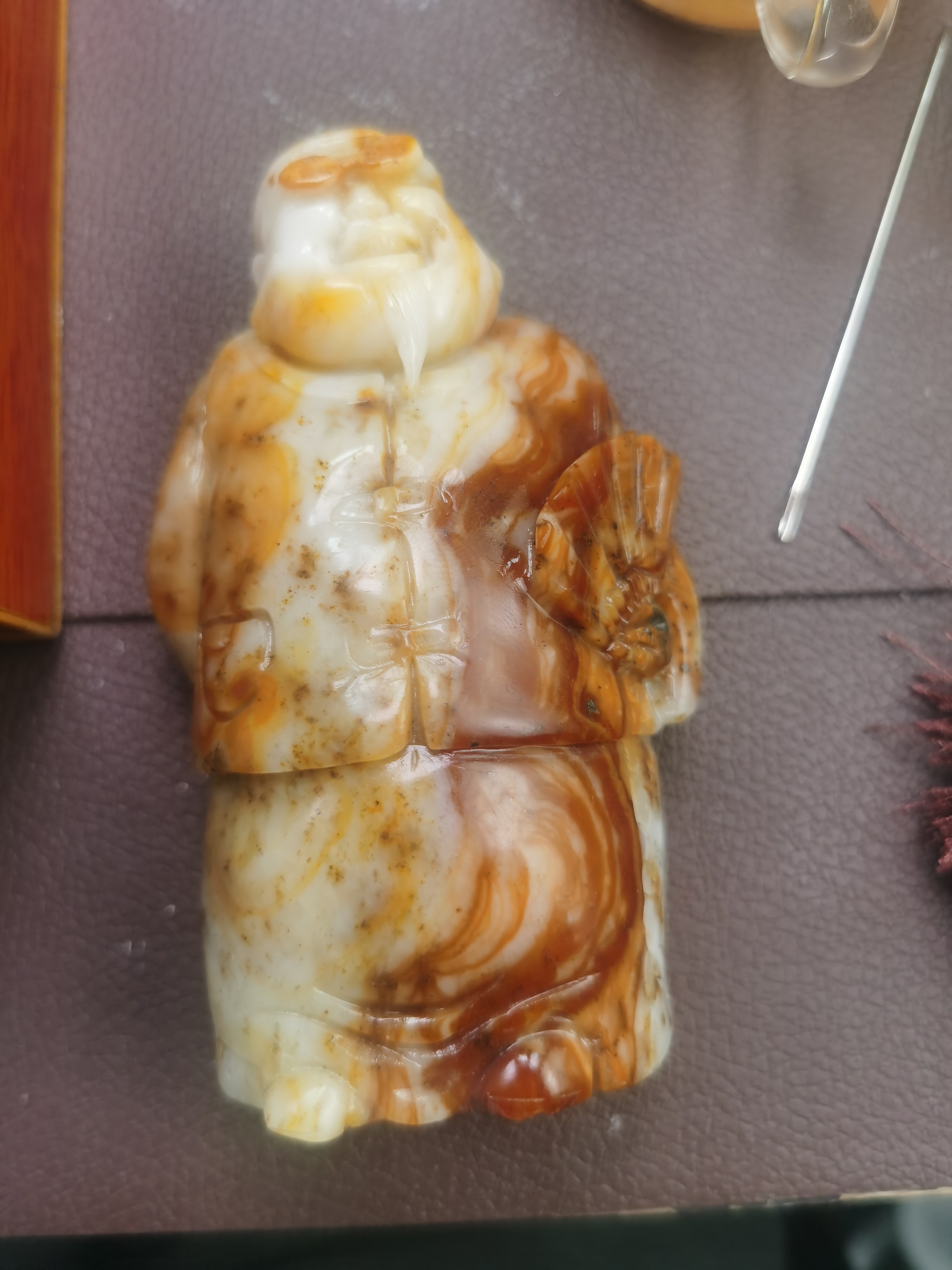 天然岫玉的花玉俏色巧雕地主手把件