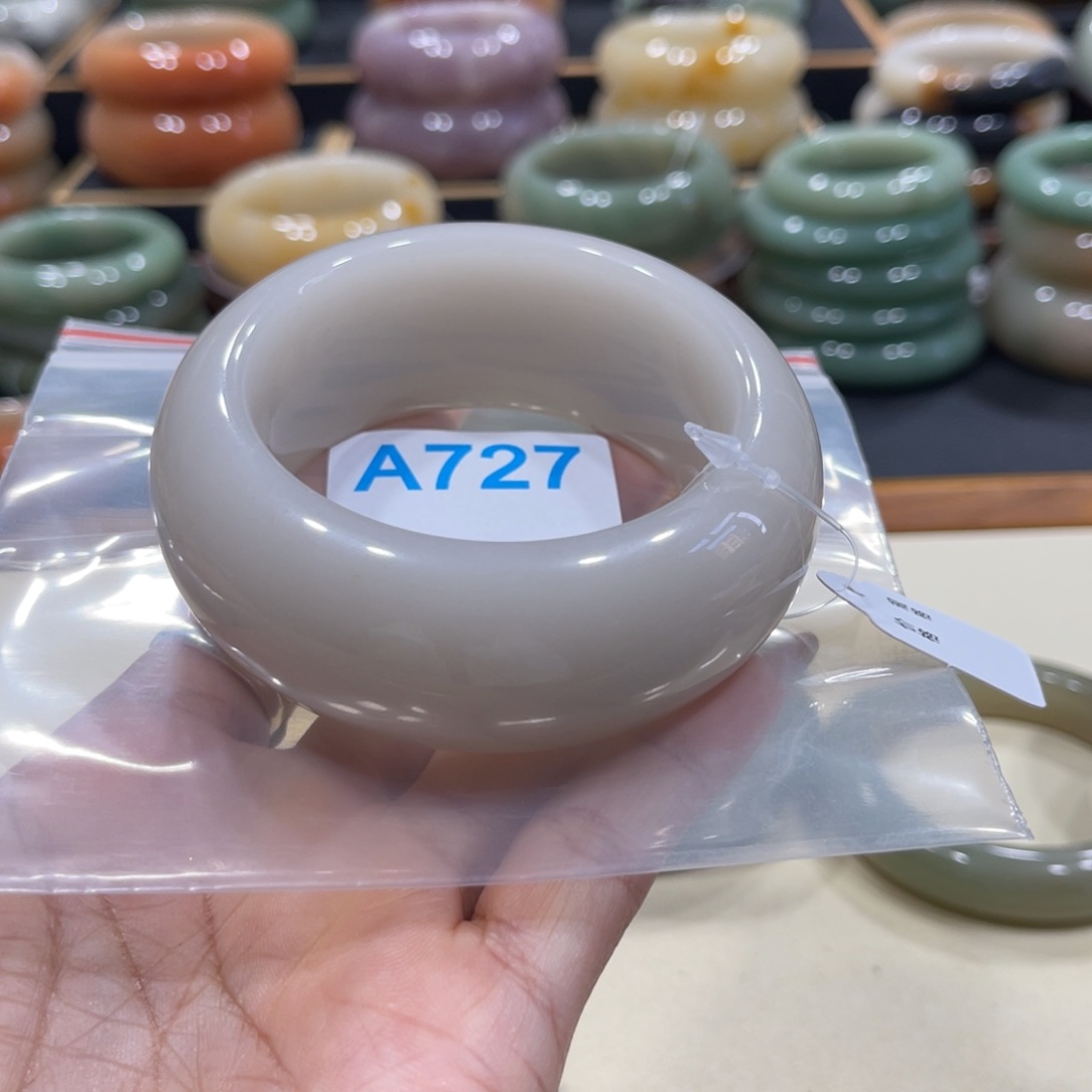 石英岩玉手镯未镶嵌金**浴