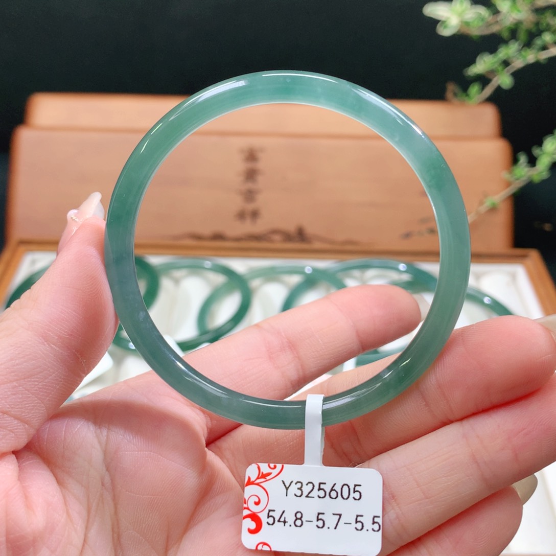 翡翠手镯未镶嵌天然