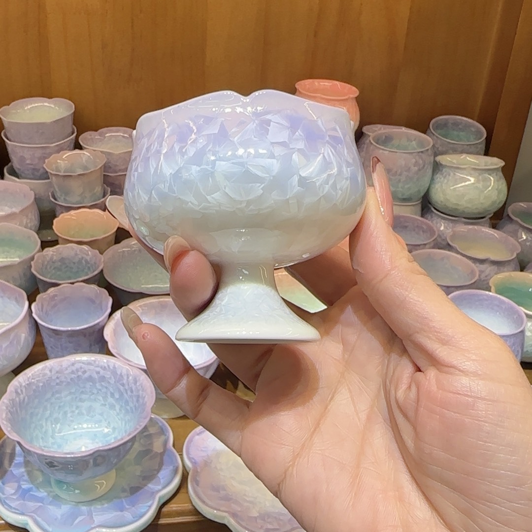 箴***)茶杯的设计是由传统家具风格