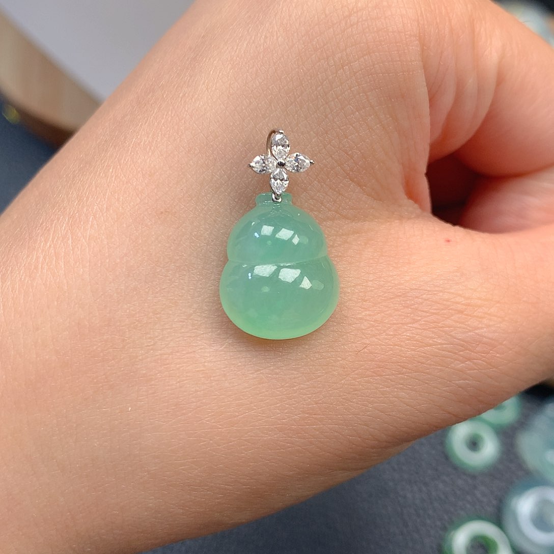 颈饰18K金镶嵌翡翠翡翠