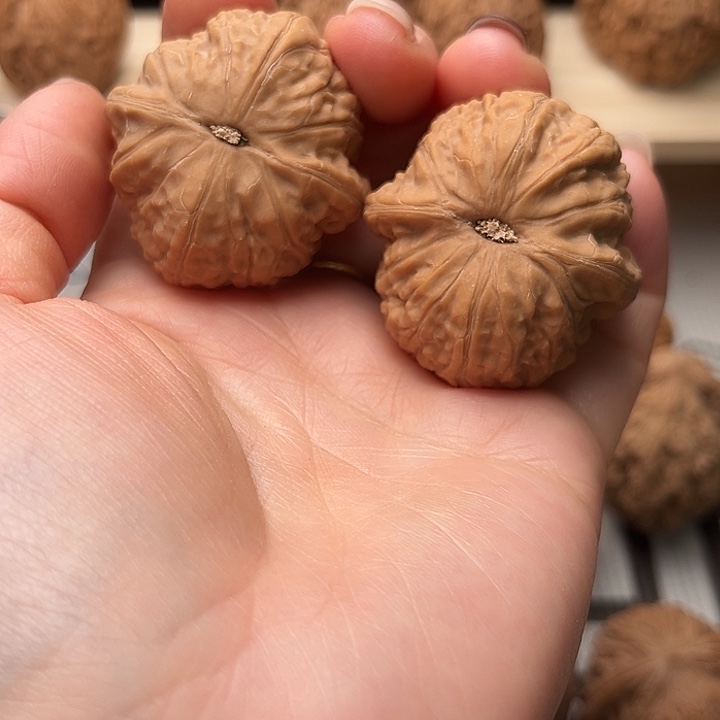 文玩核桃吊坠乾隆磨尖微瑕