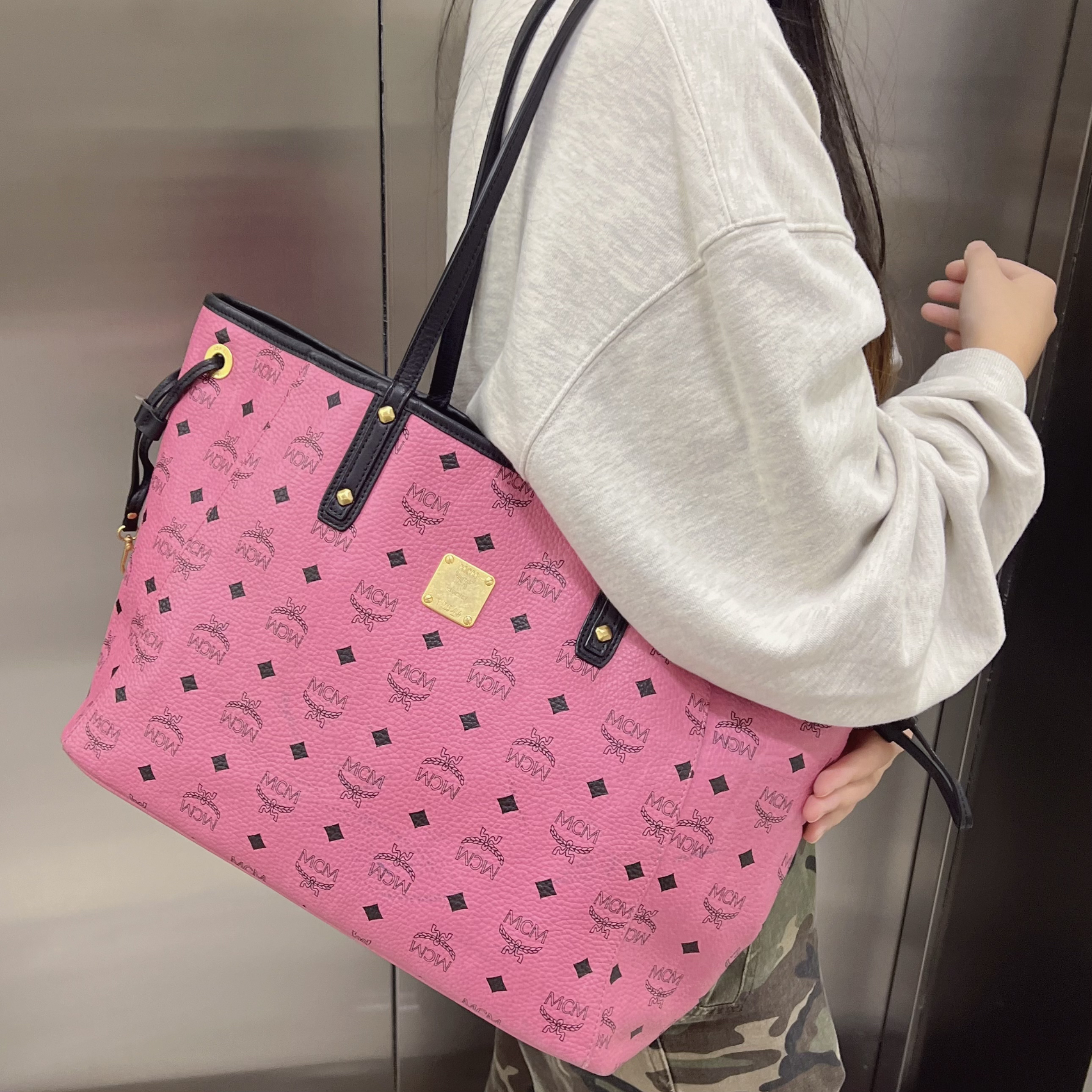 95新 MCM MCM红中号大托特粉色托特包/95新/17406348时尚通勤