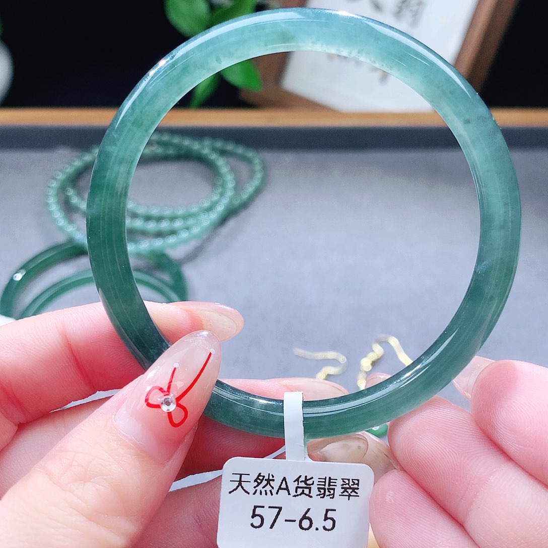 翡翠未镶嵌手镯（圆镯）